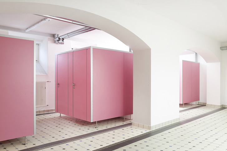 Kemmlit: WC-Trennwandsystem Primo in Sonderfarbe Hortensie.