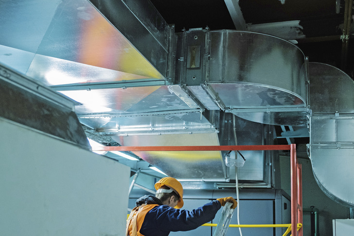 Bild 1 Ein effektiver Luftaustausch mit Frischluft oder entsprechend gefilterter Luft kann die Aerosolkonzentration in einem Raum enorm vermindern. Der Einsatz adäquat ausgestatteter RLT-Anlagen kann deshalb zur Reduzierung infektiöser Aerosole in der Raumluft beitragen, sofern die Anlagen sachgerecht unter Berücksichtigung aller Hygiene- und Sicherheitsaspekte eingesetzt werden.