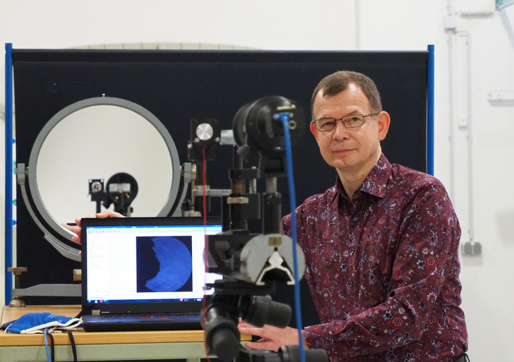 Prof. Dr. Rüdiger Schwarze an der Mess- und Filmtechnik für den Atemschutzmaskentest.