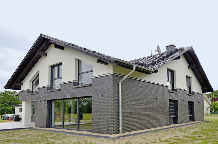 Die Außenansichten des Hauses lassen die großzügige Planung erkennen, …