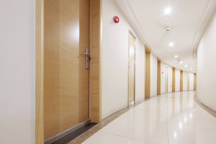 Hekatron: Hotelflur mit akustischer Alarmierung. Die Alarmierungslösung Alarmbox Plus ist besonders für Gebäude mit relativ vielen Räumen kleiner bis mittlerer Größe geeignet.