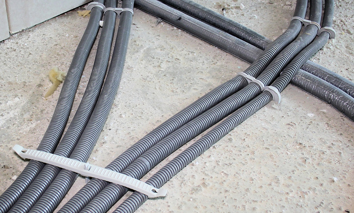 Schnabl: Systemprodukte zur Bodenbefestigung von Leerrohren.