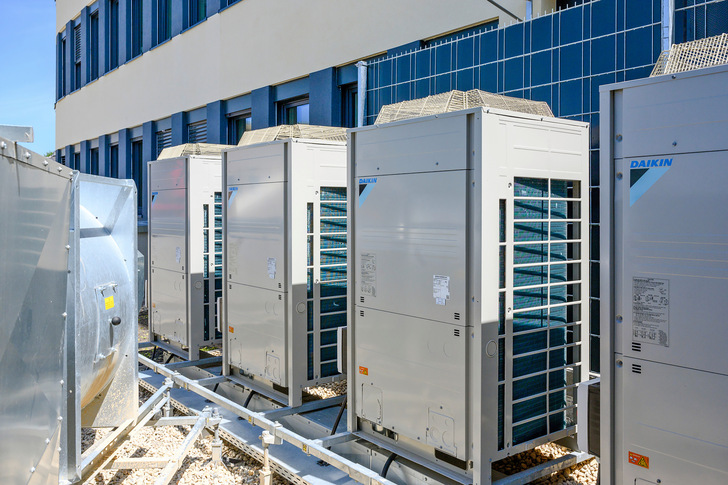 Bild 1 VRV-Komplettsysteme können durch die Kombination von Heizen und Kühlen, Trinkwassererwärmung und die Anbindung von RLT-Geräten das volle Potenzial der Wärmepumpentechnik in Nichtwohngebäuden erschließen. - © Daikin
