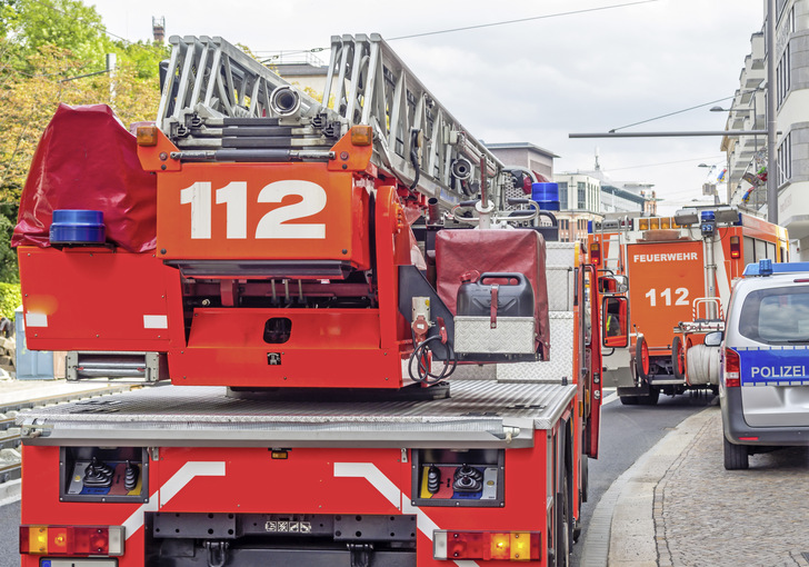Die Verfasser der Bauordnungen gehen davon aus, dass in nahezu 100 % aller Brandszenarien der erste Rettungsweg funktioniert. Die Praxis zeigt aber, dass dies ohne moderne RWA-Anlage nicht der Fall ist und Treppenräume oft verraucht sind, wenn die Feuerwehr die Personenrettung und den Löschangriff startet.