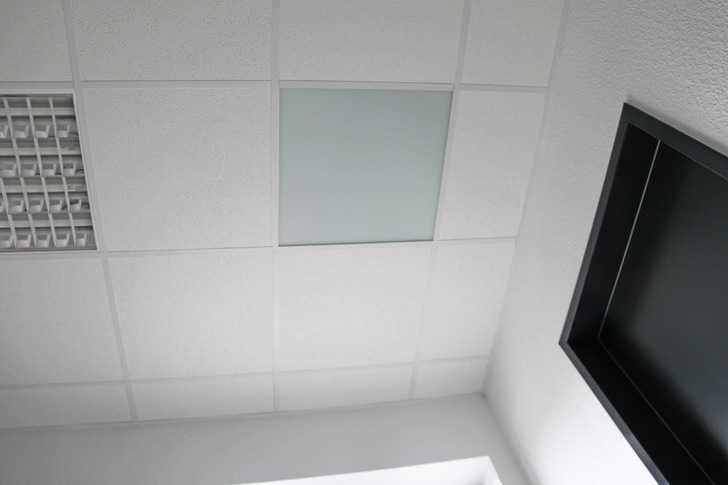 Vitramo: Infrarot-Heizelement für Rasterdecken.