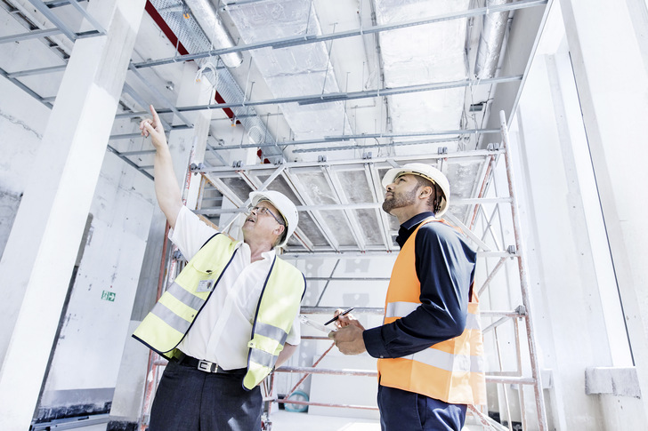 Bild 1 Der Sicherheits- und Gesundheitsschutz auf Baustellen ist Teamarbeit und setzt neben Fachwissen auch spezielle Software-Werkzeuge voraus. - © TÜV Rheinland
