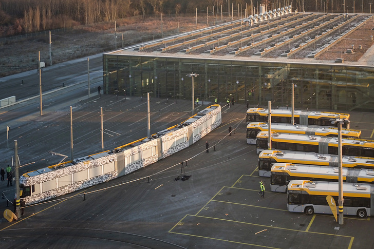 Bild 1 Technisches Zentrum Heiterblick, Hauptwerkstatt für die Wartung und Instandsetzung der Straßenbahnen der Leipziger Verkehrsbetriebe. Dem 2014 fertiggestellten Neubau werden voraussichtlich ab 2022 weitere Bauabschnitte folgen. Der Umgang mit Regenwasser entspricht dem Wasserhaushaltsgesetz (WHG 2009) und verbessert das Stadtklima. - © Leipziger Verkehrsbetriebe
