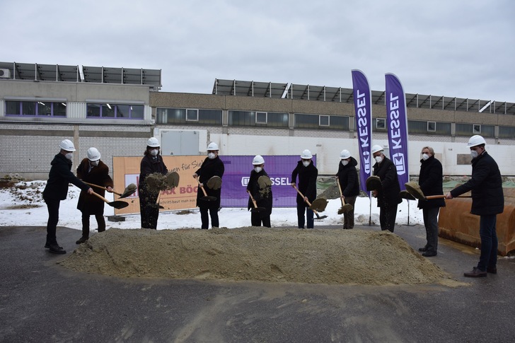 Zum symbolischen Spatenstich für das neue Bürogebäude begrüßten die Verantwortlichen bei Kessel Vertreter aus der Politik sowie den zuständigen Architekten und den Generalunternehmer.