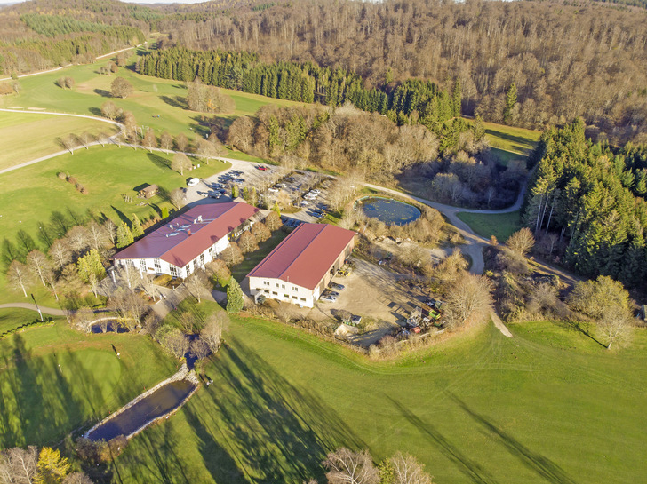 Bild 1 Golfclub Reutlingen-Sonnenbühl: Mit der Installation eines Pellet-Heizkessels als Ersatz für die bisherige Öl-Heizung würde ein großer Schritt hin zum klimaneutralem Betrieb der Anlage gemacht. - © Watts Industries
