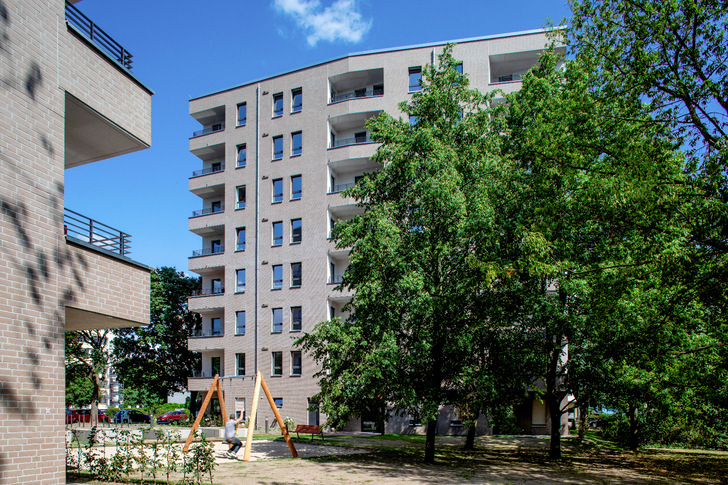 Bild 1 Preisträger „Umwelt & Bauen“ in der Kategorie Wohngebäude: Howoge, Quartier Sewanstraße in Berlin: Die beiden 8-geschossigen Punkthäuser bieten, unter anderem durch ein innovatives Energiekonzept (KfW-Effizienzhaus-Standard 40Plus), sozialverträgliche Mieten. Photovoltaik-Anlage mit Batteriespeicher decken 70 % des im Quartier benötigten Stroms