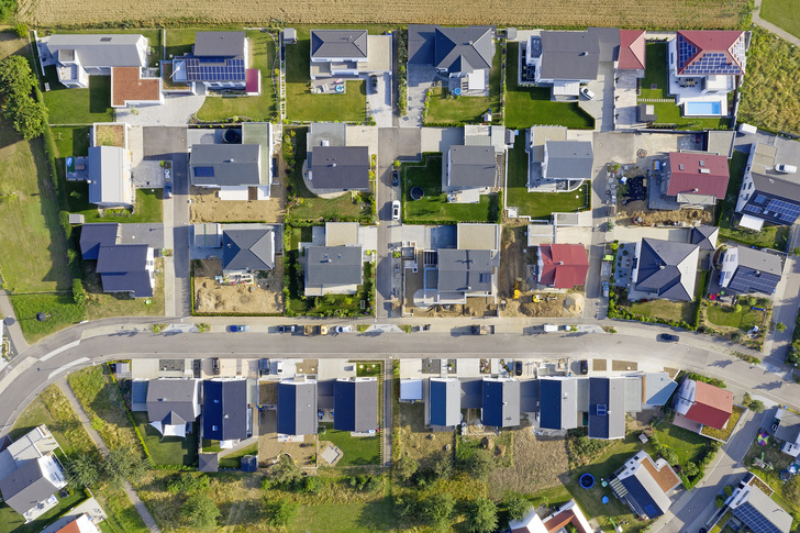 Die Wärmewende muss in jedem einzelnen Gebäude umgesetzt werden. Schlüsselelemente sind gebäudenahe Photovoltaik-Anlagen und Wärmepumpen. - © Bim / E+ / Getty Images
