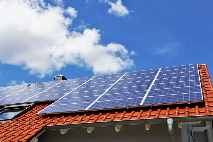 Photovoltaik-Anlage auf einem Eigenheim. 2020 wurden hier rund 151 700 Neuanlagen installiert.