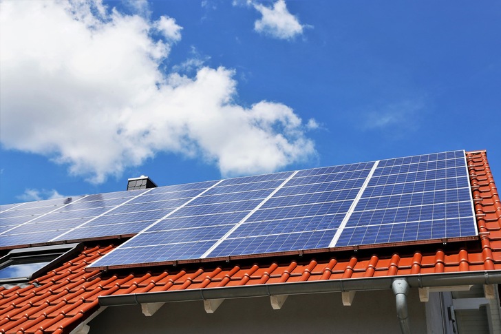 Photovoltaik-Anlage auf einem Eigenheim. 2020 wurden hier rund 151 700 Neuanlagen installiert. - © U. J. Alexander / iStock / Getty Images Plus
