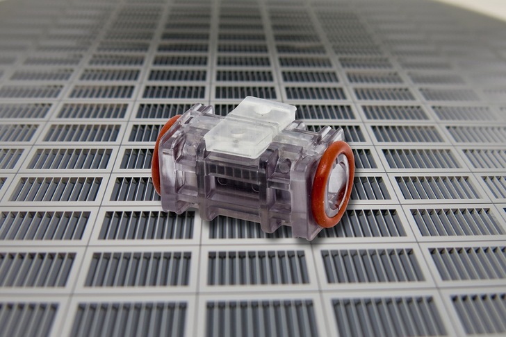 Präzise in Siliziumwafer geätzte Gräben bilden die Elektroden für den Ozongenerator. - © Fraunhofer ISIT
