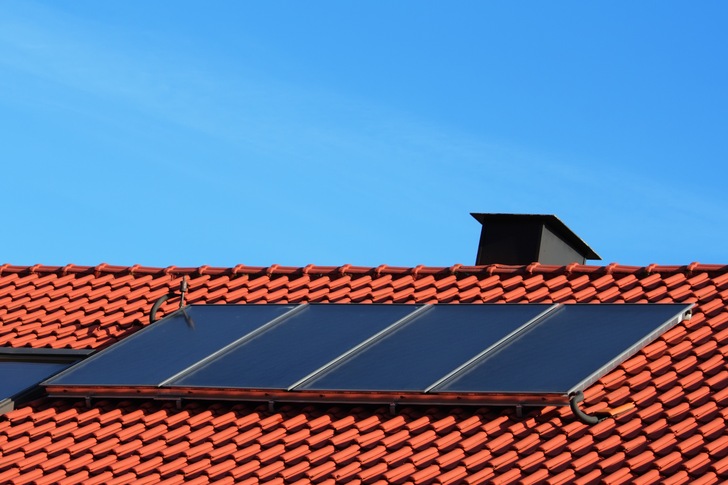 Bis Ende 2020 sind in Deutschland kumuliert rund 2,5 Mio. solarthermische Anlagen installiert worden. - © bezmaski / iStock / Getty Images Plus
