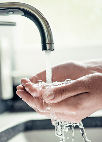 Die hohen Anforderungen der Trinkwasserverordnung an die Trinkwassergüte grenzt die Anwendung von Desinfektionsmaßnahmen stark ein. - © Viega
