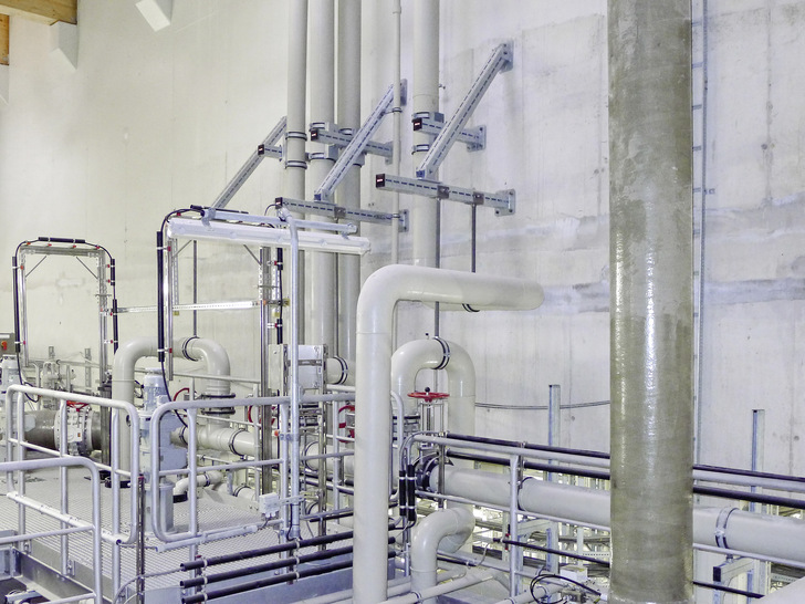 Bild 1  Ob groß oder klein: Rohrleitungen müssen sicher befestigt werden.