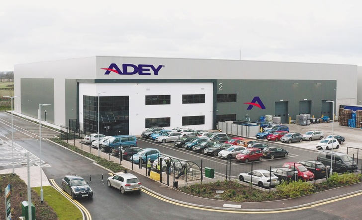 Adey: Anfang 2021 bezogener Neubau des Hauptsitzes in Gloucester. - © Adey
