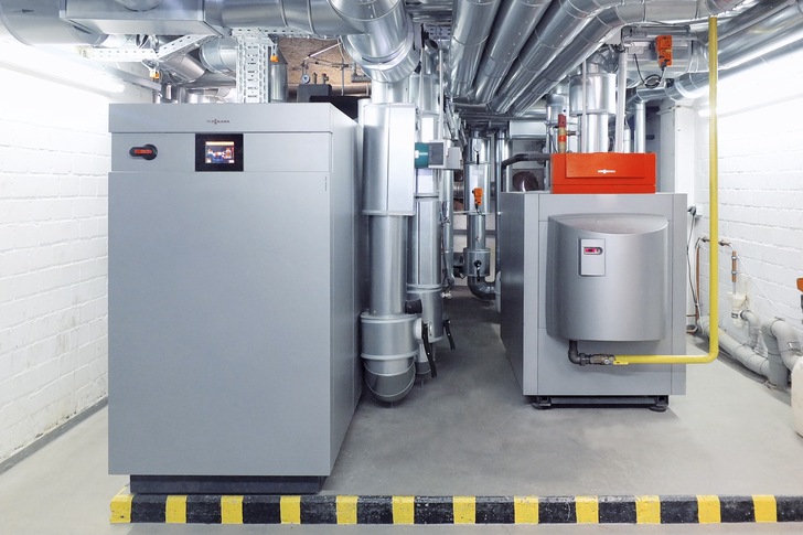 Großwärmepumpe von Viessmann (links).