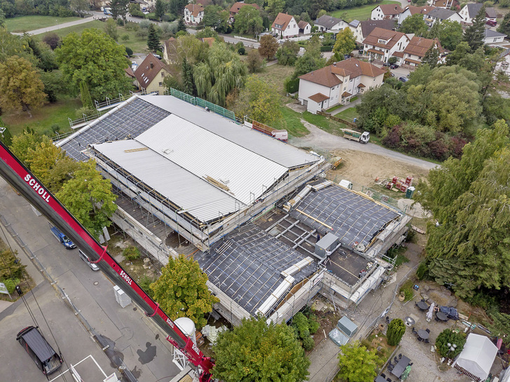 Die Schwarzachhalle beherbergt neben der großen Halle für Sport- und sonstige Veranstaltungen eine Kegelbahn im Untergeschoss sowie diverse Versammlungs- und Sozialräume. - © Saint-Gobain Isover G+H AG
