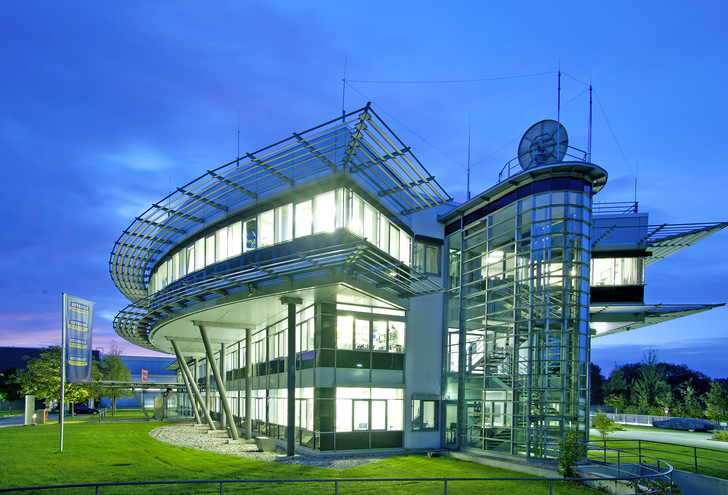 Bild 1  Das Sendezentrum von Antenne Bayern verfügt nun nicht nur über ein futuristisches Äußeres, sondern nun auch über eine moderne und leistungsfähige Gebäudeleittechnik. - © ANTENNE BAYERN
