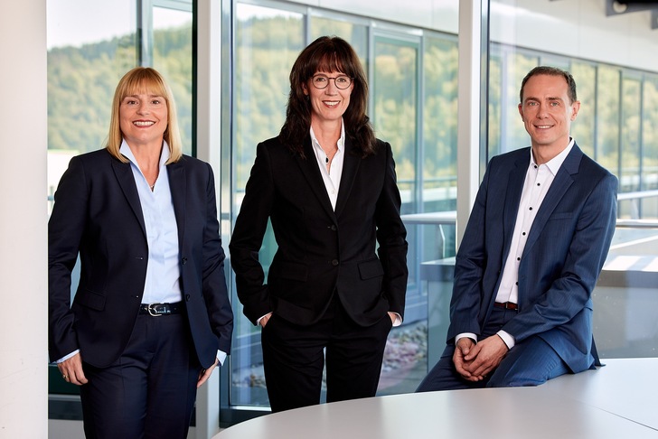 Die Geschäftsführung von Schell freut sich über das positive Unternehmensergebnis 2020 (v. l.): Andrea Bußmann (Vertrieb, Marketing und Produktmanagement), Andrea Schell (Gesellschafterin und Geschäftsführerin Finanzen und Personal), Andreas Ueberschär (Technik und Produktion).