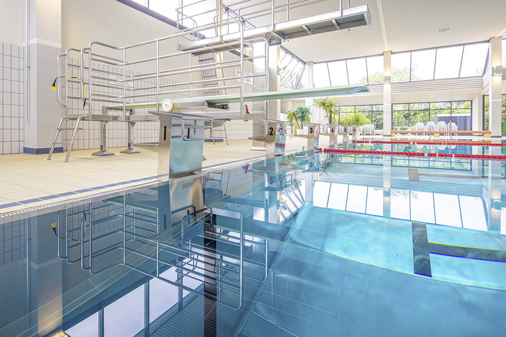 Bild 1 Insgesamt 600 m² Wasserfläche stehen im Ulmer Westbad für den Schwimmsport zur Verfügung.