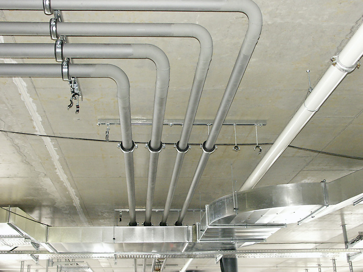 Bild 1 Sind Montageschienen erst einmal an der Decke verankert, ermöglichen sie eine schnelle und effektive Montage. Der Rohrleitungsverlauf ist bei Bedarf leicht korrigierbar.