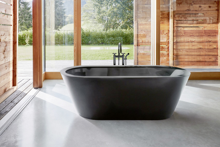 Bette: Freistehende Badewanne in Mattschwarz.