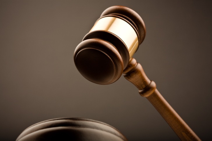 Wird eine Klage der Deutsche Umwelthilfe zugelassen und ihr entsprochen, hätte dies auch für den Gebäudesektor Auswirkungen. Die DUH will erzwingen, dass ein Klimaschutzprogramm aufgestellt wird, mit dem die Jahresziele des Bundes-Klimaschutzgesetzes eingehalten werden.