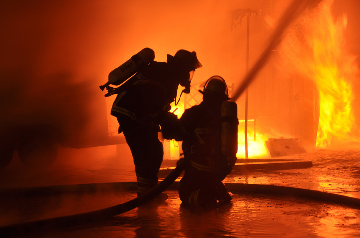 In der Nacht zum Mittwoch hat eine Halle auf dem Gelände von Bosch Thermotechnik im baden-württembergischen Wernau bei Esslingen Feuer gefangen und einen Millionenschaden verursacht. - © Adobe Stock / HamburgNews
