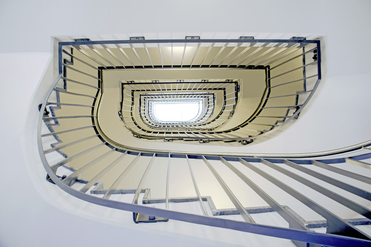 Bild 1: Innen liegender notwendiger Treppenraum im Palais am Herzogin Garten Dresden. Bei einer Rauchdetektion in einer der Nutzungseinheiten wird eine Treppenhaus-Spüllüftungsanlage (TSA) automatisch ausgelöst. - © Helios Ventilatoren
