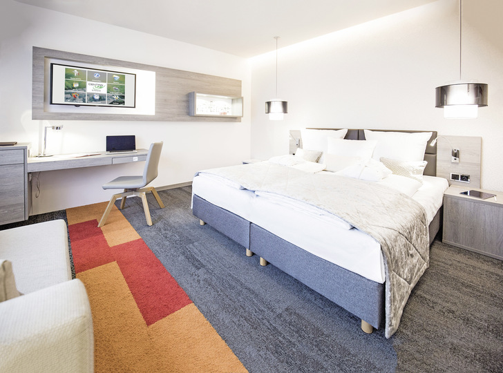 Ein Zimmer im 4-Sterne-Bereich des Hotelkompetenzzentrums (HKZ) in Oberschleißheim wurde mit Produkten von CentraLine ausgestattet, um die innovative Technologie erlebbar zu machen. - © CentraLine
