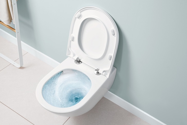 Villeroy & Boch: TwistFlush-WC mit einem kontrollierten Wasserwirbel, der nahezu die gesamte Innenfläche des WCs bespült und Verschmutzungen mitreißt. - © Villeroy & Boch
