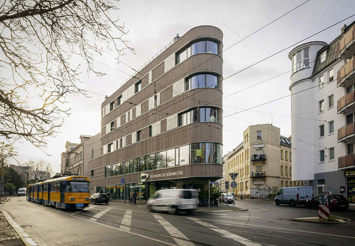 Bild 1 Revitalisierung der Innenstadt: Für das schwierig geschnittene Grundstück in Leipzig-Lindenau entwarf Dipl.-Ing. Architekt Dirk Stenzel den Schiffsbug-förmigen Fünfgeschosser in Holzbauweise. - © Vaillant
 Bild 1 Revitalisierung der Innenstadt: Für das schwierig geschnittene Grundstück in Leipzig-Lindenau entwarf Dipl.-Ing. Architekt Dirk Stenzel den Schiffsbug-förmigen Fünfgeschosser in Holzbauweise.