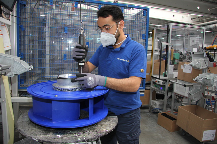 Ahmed Hamdi Hamodi fertigt bei Ziehl-Abegg einen EC-Ventilator im Werk Kupferzell.