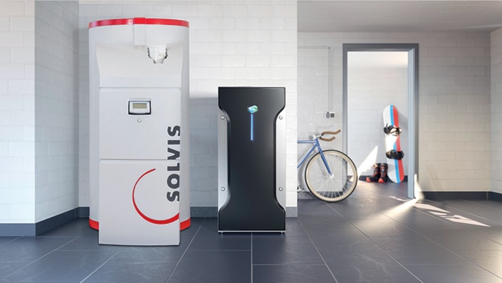 Brennstoffzelle Bluegen BG-15 von Solidpower in Kombination mit dem Energiemanager und Hybrid-Heizsystem SolvisMax 7 von Solvis.