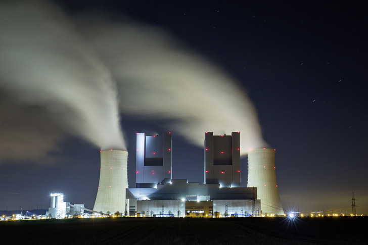 Bild 1 Aktuell sind in Deutschland noch 74 Kohlekraftwerke in Betrieb, die mehrheitlich Strom und Wärme auskoppeln. Durch den Ausstiegsbeschluss der Bundesregierung entsteht eine Wärmelücke, die zum Teil mittels Großwärmepumpen geschlossen werden soll. - © rclassenlayouts / iStock / Getty Images Plus
