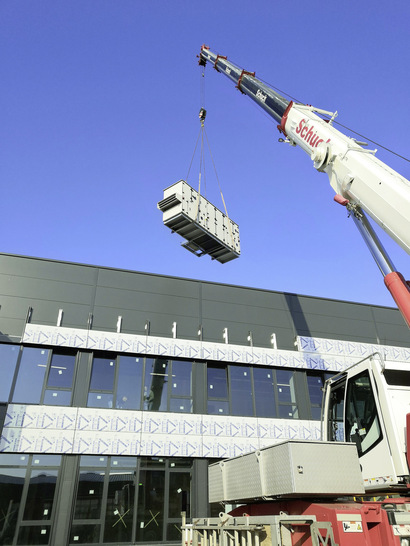 Bild 1 Referenz des TGA-Ingenieurbüros B.Weber: Neubau einer Logistikhalle mit Büroeinbau, Anlieferung des Lüftungsgeräts. - © Benjamin Weber, Essingen
