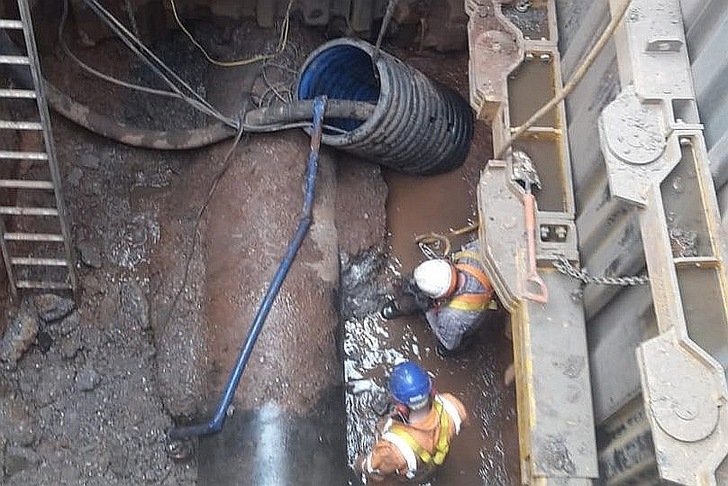 Hier wurde ein Zugangspunkt geschaffen, um einen gigantischen Fettkloß aus einem Abwasserkanal in Birmingham zu entfernen.