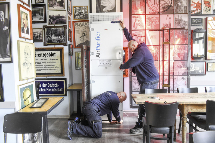 Bild 1 Für den Zeitpunkt der Wiederöffnung hat sich das Berliner Traditionslokal Ständige Vertretung Berlin schon im Vorfeld vorbereitet. Ein umfassendes Hygienekonzept wurde durch AirPurifier-Luftreiniger von Wolf für den größtmöglichen Schutz von Gästen und Mitarbeitern erweitert.