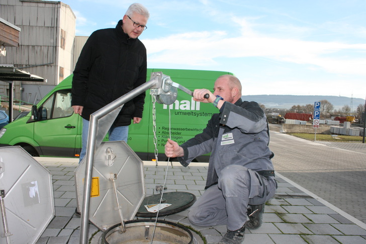 Im Rahmen eines Wartungsvertrags übernimmt Mall die Wartung von Speicher und Entnahmesystem. So ist die Versorgungssicherheit des Austragungssystems zuverlässig gewährleistet. - © Mall GmbH
 Im Rahmen eines Wartungsvertrags übernimmt Mall die Wartung von Speicher und Entnahmesystem. So ist die Versorgungssicherheit des Austragungssystems zuverlässig gewährleistet.
