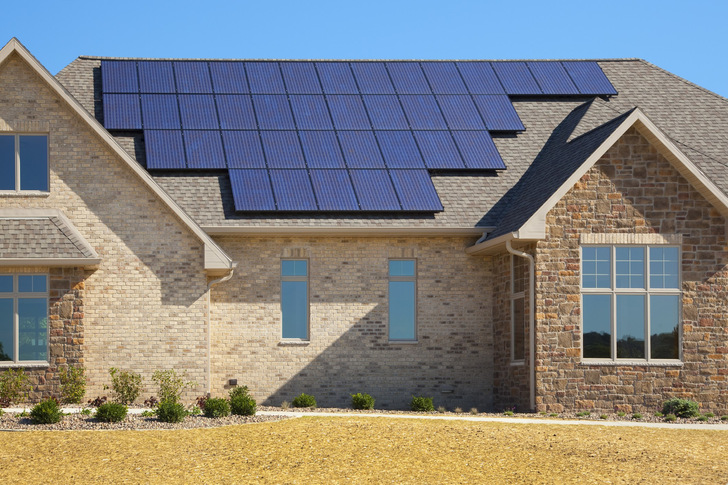 Je mehr Photovoltaik-Anlagen es im engen Umkreis um das eigene Haus gibt, desto wahrscheinlicher ist es, dass man selbst eine hat oder eine anschafft. (Symbolbild) - © JamesBrey / E+ / Getty Images
