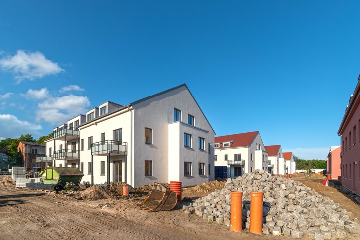Materialengpässe und Preissteigerungen: Vielen Bauprojekte kämpfen bereits mit signifikanten Lieferengpässen bei Holz, Dämmmaterial und Stahl.