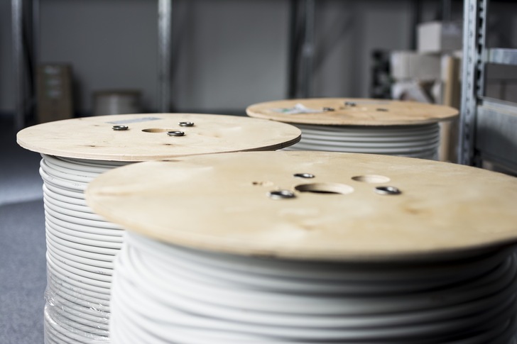 Die Kabelindustrie erwartet bei der Versorgung mit Vorleistungsprodukten im Kunststoffbereich vor dem Herbst 2021 keine Besserung.