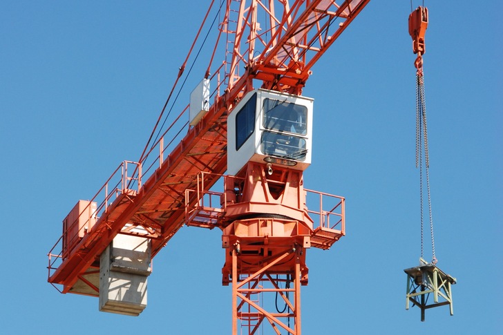 Steigende Preise für Baustoffe sind schon problematisch genug. Inzwischen gefährdet aber in vielen Bereichen ein Baustoffmangel die Bauprozesse.