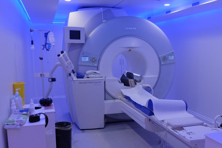 Der Magnetresonanztomograph MR4 in Gräfelfing. Am häufigsten wird er für Bauch, Gelenke und Kopf eingesetzt.