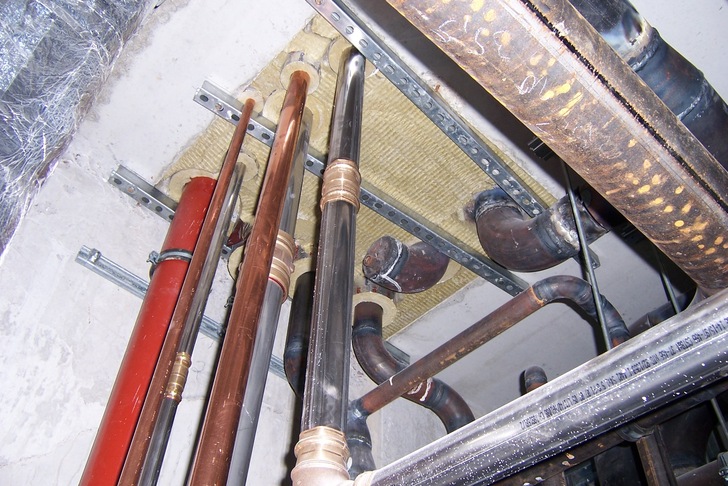 Gerade im Bestand ist die abnahmesichere Nachbelegung von Brandschutzdurchführungen ohne eindeutige Kennzeichnung der vorhandenen Rohrabschottungen nahezu unmöglich. Die Vereinheitlichung der Kennzeichnung soll die Umsetzung für alle Baubeteiligten sicherer machen.