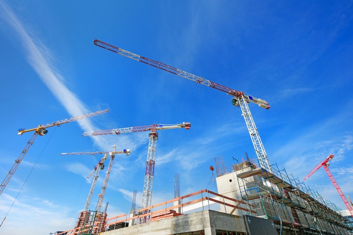 Kommen Nachfrage und Angebot bei global gehandelten Baustoffen nicht zügig wieder ins Gleichgewicht, ist der Betrieb auf den Baustellen in Deutschland vielfach gefährdet. - © Nikada / iStock / Getty Images Plus
