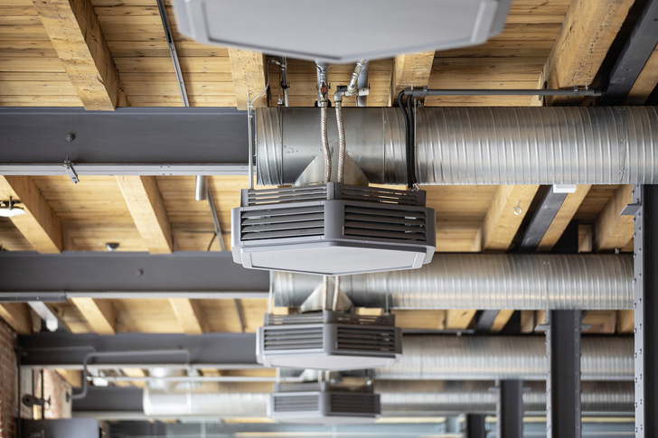 Bild 1 Lufterhitzer können in hybriden Systemen mit Zuluft beliefert werden, die einige Zentimeter oberhalb des Luftansaugs eingebracht wird. Eine Temperierung bereits im RLT-Gerät kann so oftmals entfallen. - © Kampmann
 Bild 1 Lufterhitzer können in hybriden Systemen mit Zuluft beliefert werden, die einige Zentimeter oberhalb des Luftansaugs eingebracht wird. Eine Temperierung bereits im RLT-Gerät kann so oftmals entfallen.